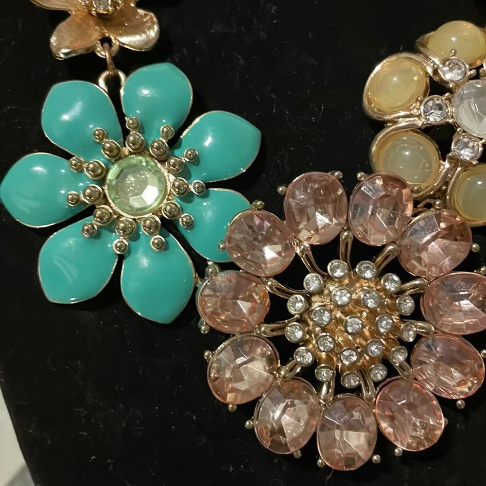 BEAUTIFUL COLORFUL STATEMENT NECKLACE. - Picture 3 of 10